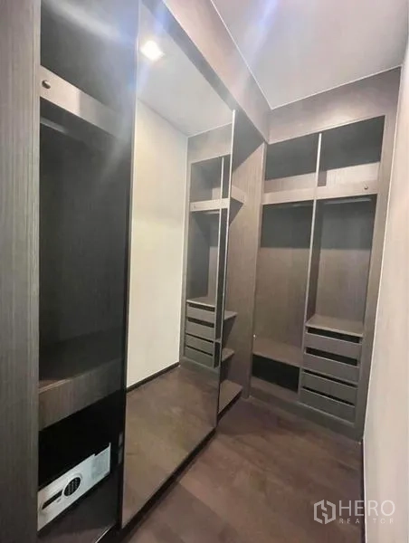 Condominium for rent in Watthana, Bangkok - Walk-in closet with mirrored doors, shelves, drawers and in-room safe.