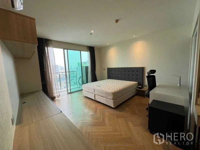 คอนโด ขายในWatthana, Bangkok - ห้องนอนหลักพร้อมที่นอน ระเบียงชมวิวเมือง และพื้นไม้