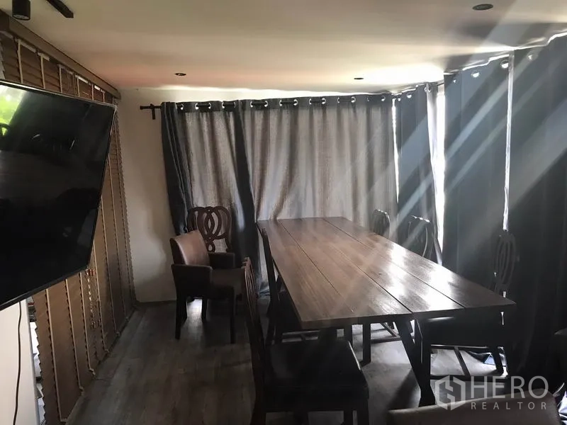 พื้นที่ขายปลีก ให้เช่าในWatthana, Bangkok - ห้องประชุมหรือรับรองส่วนตัว โต๊ะไม้ยาว เก้าอี้ และผ้าม่าน