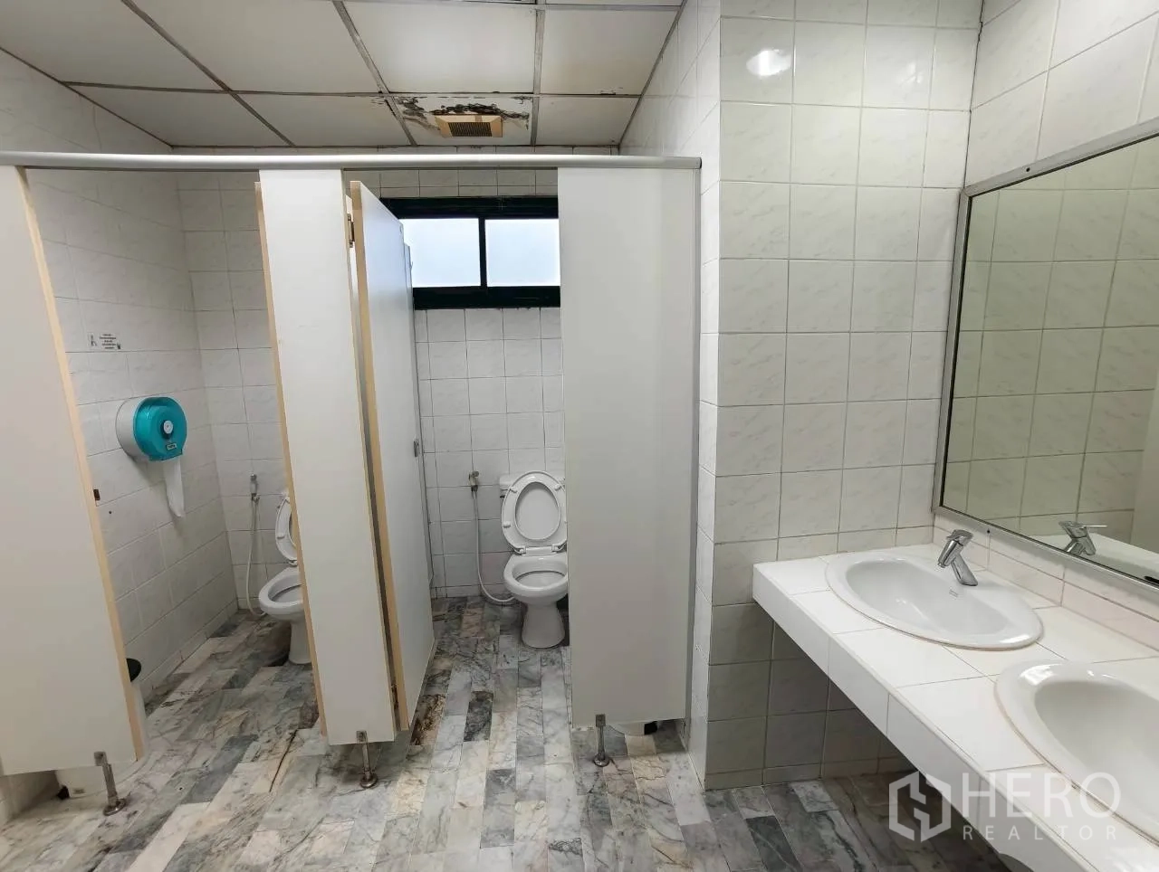 独立物业 for rent in Lak Si, Bangkok - 瓷砖公共卫生间，带隔间、双台盆与大镜子，位于Lak Si办公楼。