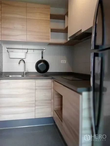 คอนโด ให้เช่าในYan Nawa, Bangkok - ครัวรูปตัวแอล ตู้ลายไม้ อ่างล้างจาน และเตาไฟฟ้า