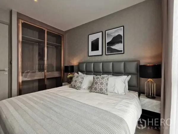 คอนโด ขายในWatthana, Bangkok - ห้องนอนโทนสีเทา เตียงหัวบุนวม โคมไฟข้างเตียง ภาพตกแต่ง และตู้เสื้อผ้าบานเลื่อน