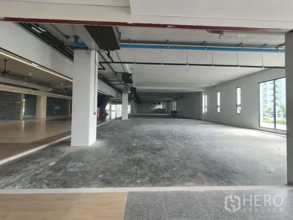 零售空间 出租在Bang Khun Thian, Bangkok - 宽敞商铺毛坯空间，外露风管与立柱，大窗采光充足