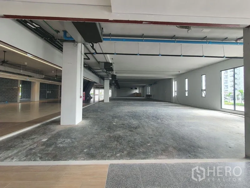 零售空间 出租在Bang Khun Thian, Bangkok - 宽敞商铺毛坯空间，外露风管与立柱，大窗采光充足