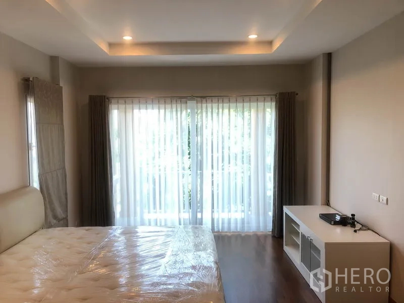 独立式住宅 出租或出售在Pak Kret, Nonthaburi - 主卧带阳台，纱帘与木地板