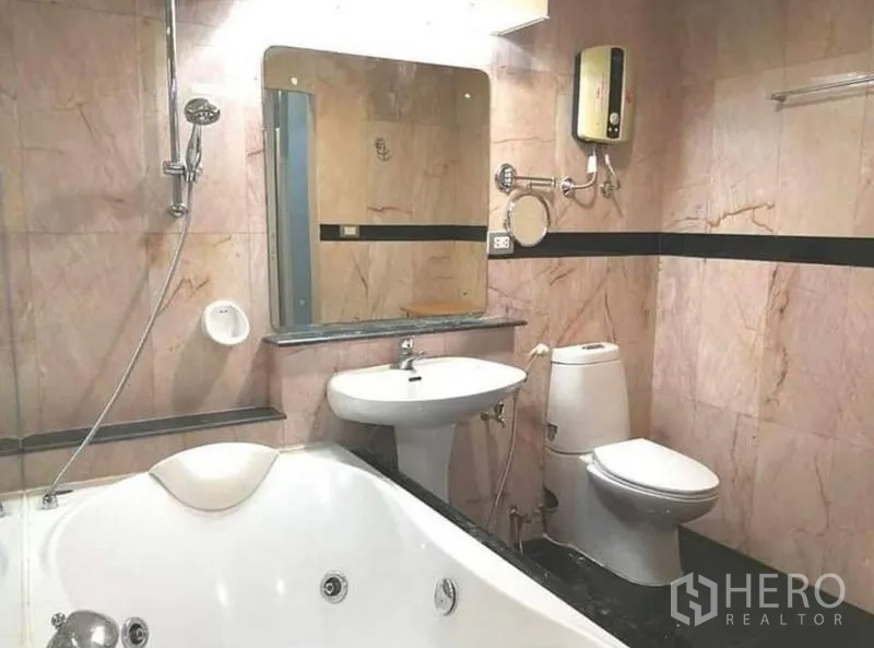 คอนโด ให้เช่าในKhlong Toei, Bangkok - ห้องน้ำในตัวพร้อมอ่างจากุซซี่ โถสุขภัณฑ์ อ่างล้างหน้า และฝักบัว