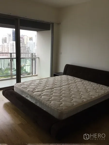 คอนโด ให้เช่าในWatthana, Bangkok - ห้องนอนใหญ่เชื่อมระเบียง มองเห็นวิวสกายไลน์กรุงเทพฯ