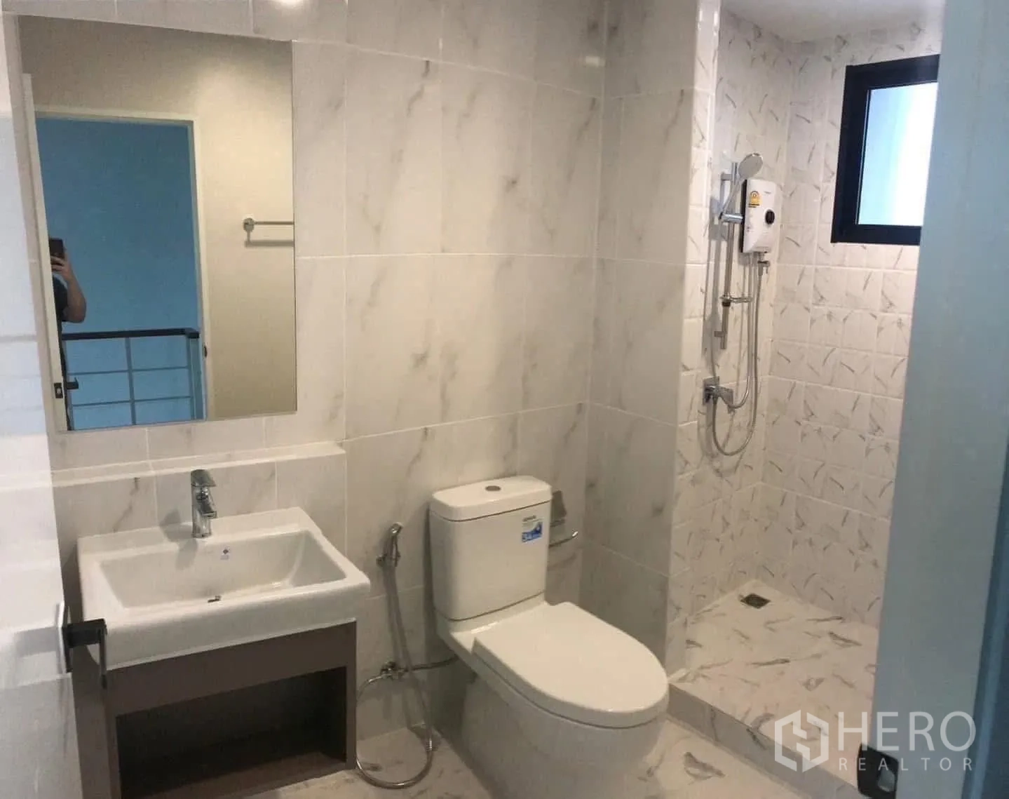 联排别墅 出租或出售在Prawet, Bangkok - 卫浴含台盆、坐便、独立淋浴区与通风窗。