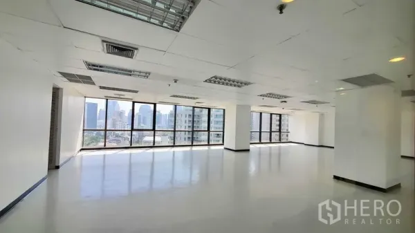 สำนักงาน ให้เช่าในWatthana, Bangkok - สำนักงานแบบโอเพ่นสเปซสว่างโปร่ง หน้าต่างกระจกเต็มบานรับวิวสกายไลน์ พร้อมฝ้าทีบาร์และไฟฟลูออเรสเซนต์