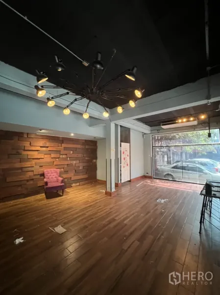 พื้นที่ขายปลีก ให้เช่าในWatthana, Bangkok - พื้นที่ค้าปลีกพื้นไม้พร้อมผนังไม้และกระจกหน้าร้านบานใหญ่ ใกล้บีทีเอสพร้อมพงษ์