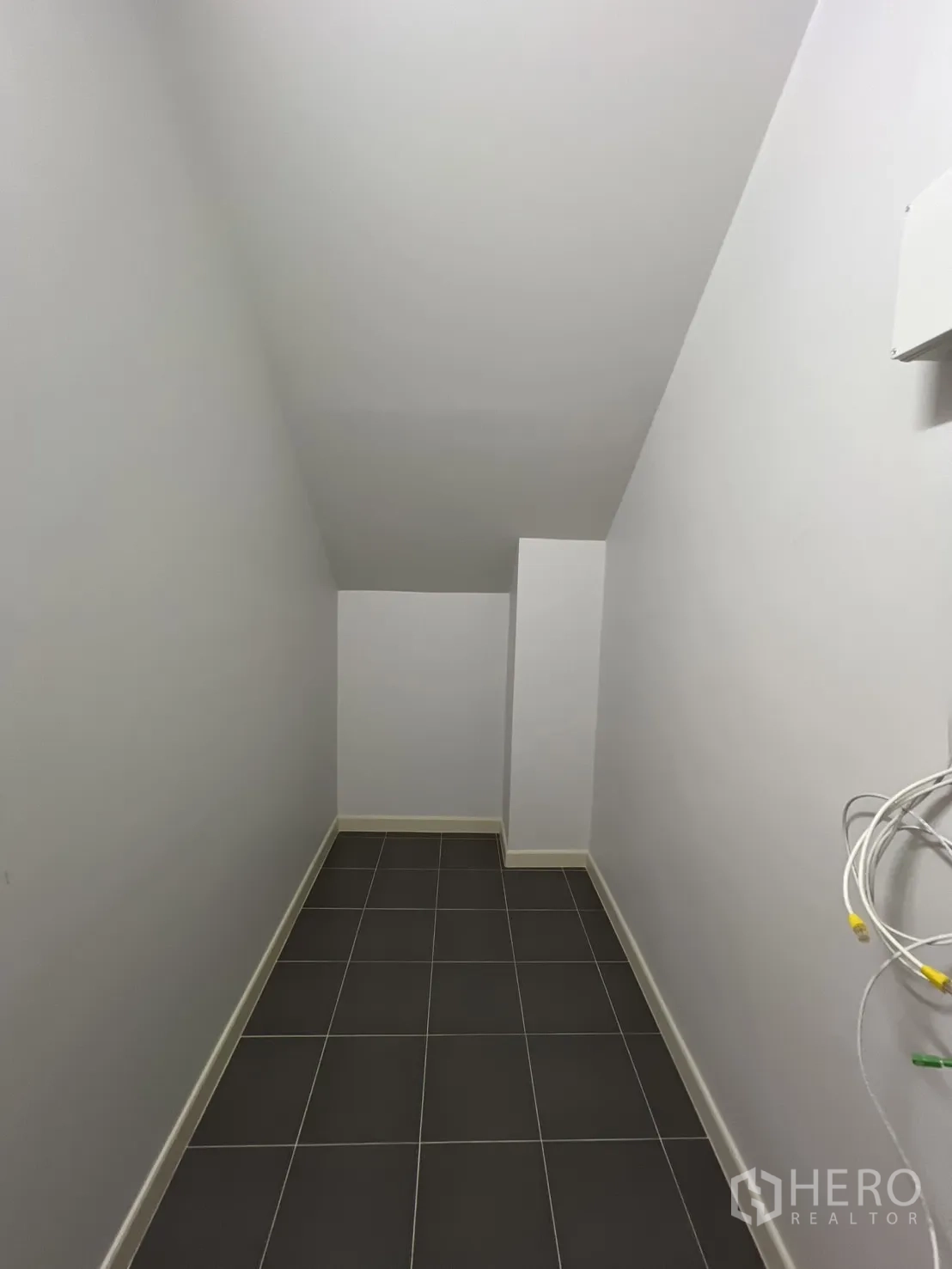 Detached House for rent or sale in Bang Kapi, Bangkok - Storage room under the stairs with tiled floor