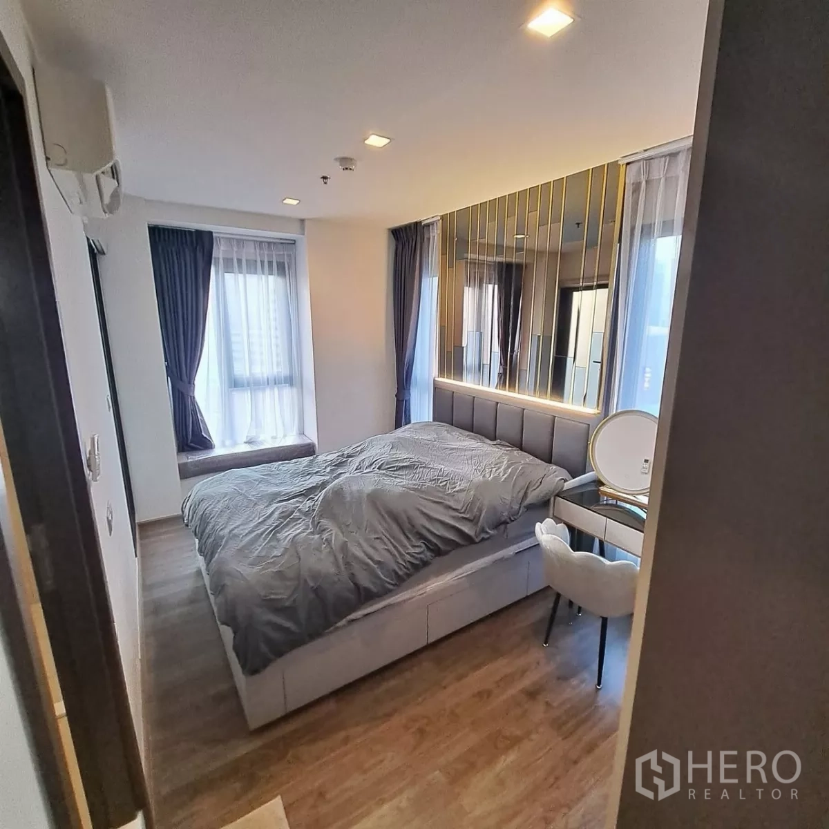 คอนโด ให้เช่าในChatuchak, Bangkok - ห้องนอนหลักพร้อมเตียงบุหนัง ผนังกระจกเครือบทอง และโต๊ะเครื่องแป้ง