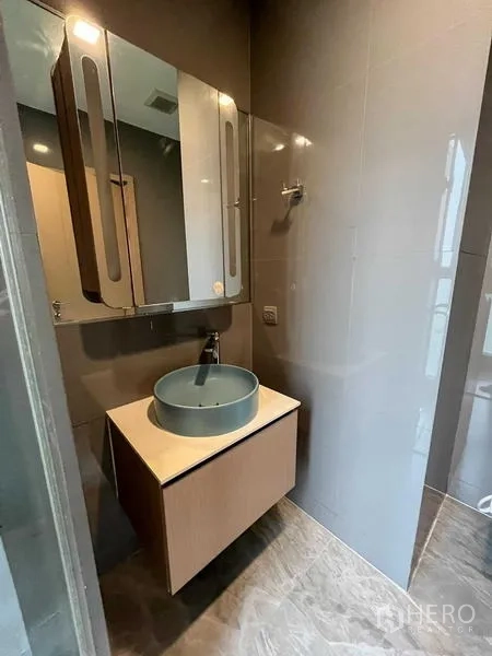 คอนโด ขายในWatthana, Bangkok - มุมอ่างล้างหน้าทรงกลม พร้อมกระจกเก็บของ ผนังกระเบื้องสีเทา