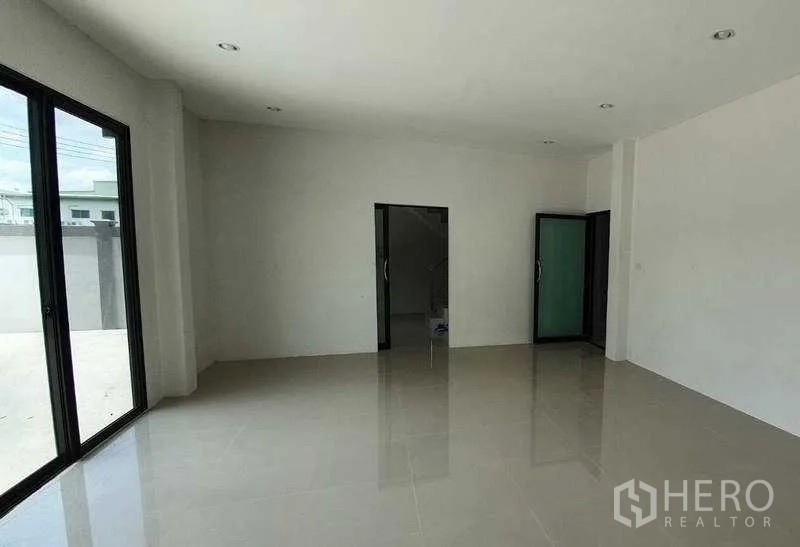 货栈 出租在Pathum Thani - 整洁的办公空间，嵌入式照明、地砖和多扇门