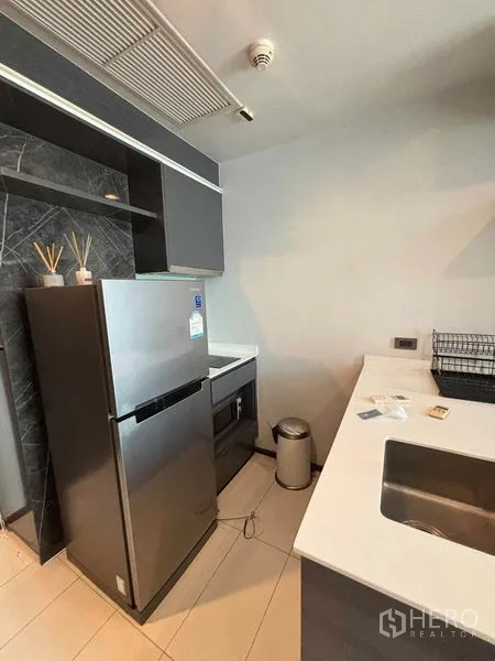 คอนโด ให้เช่าหรือขายในWatthana, Bangkok - ครัวสไตล์โมเดิร์น เคาน์เตอร์หิน อ่างล้างจานสแตนเลส และตู้เย็นขนาดใหญ่