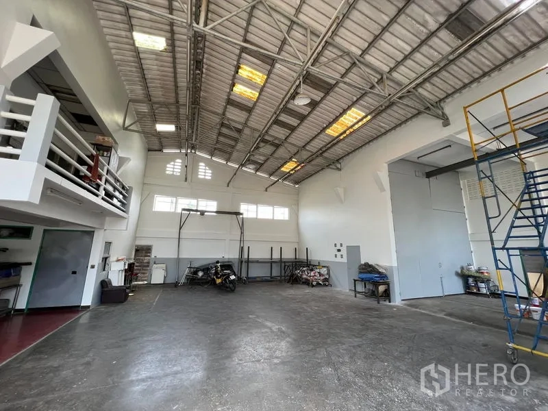 คลังสินค้า ให้เช่าในThung Khru, Bangkok - ภายในโกดังสว่าง มีระเบียงชั้นลอย โครงหลังคาเหล็ก และแท่นบันได