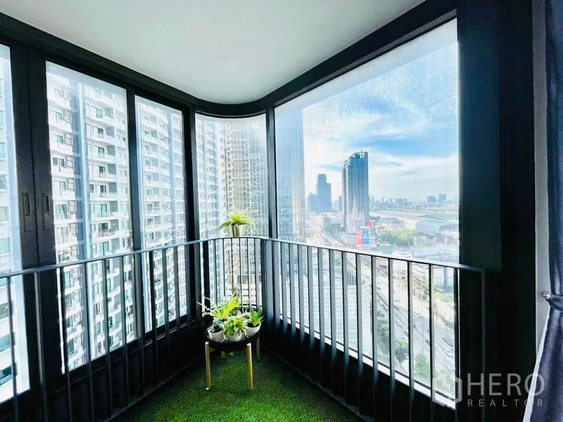 คอนโด ให้เช่าในHuai Khwang, Bangkok - ระเบียงกระจกมุม ปูหญ้าเทียม มุมมองพาโนรามา