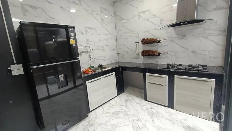 联排别墅 出租 - L形厨房，仿大理石墙地面，燃气灶、烟机与双门冰箱齐全。