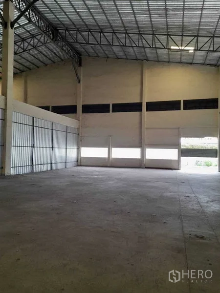 คลังสินค้า ให้เช่าในYan Nawa, Bangkok - ส่วนท้ายโกดัง ช่องแสงขนาดใหญ่ รับแสงธรรมชาติ พื้นคอนกรีตเรียบ