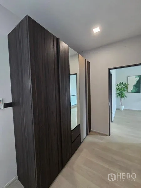 ทาวน์เฮาส์ ให้เช่า - โถงชั้นบนพร้อมตู้บิลท์อินสูงและแผงกระจก