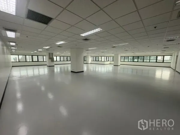 办公空间 出租在Bang Rak, Bangkok - 转角办公室，环绕窗户与结构柱，吊顶照明充足，自然采光优越。