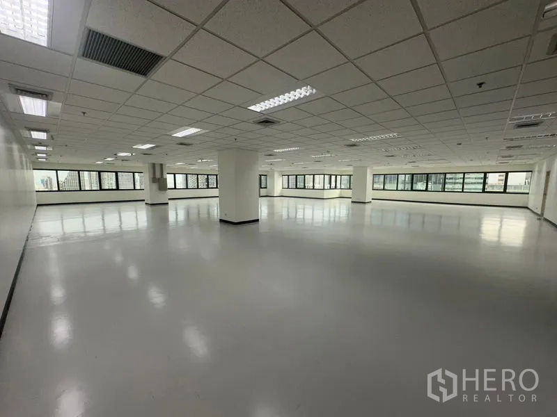 办公空间 出租在Bang Rak, Bangkok - 转角办公室，环绕窗户与结构柱，吊顶照明充足，自然采光优越。