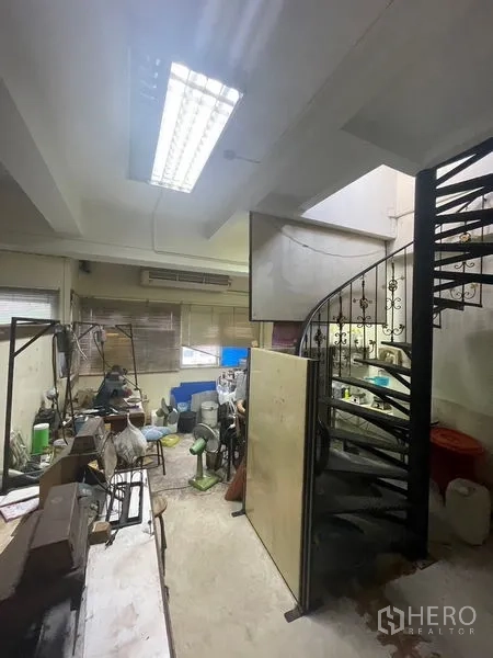 Home Office for sale in Yan Nawa, Bangkok - Interior workshop featuring a metal spiral staircase and equipment.