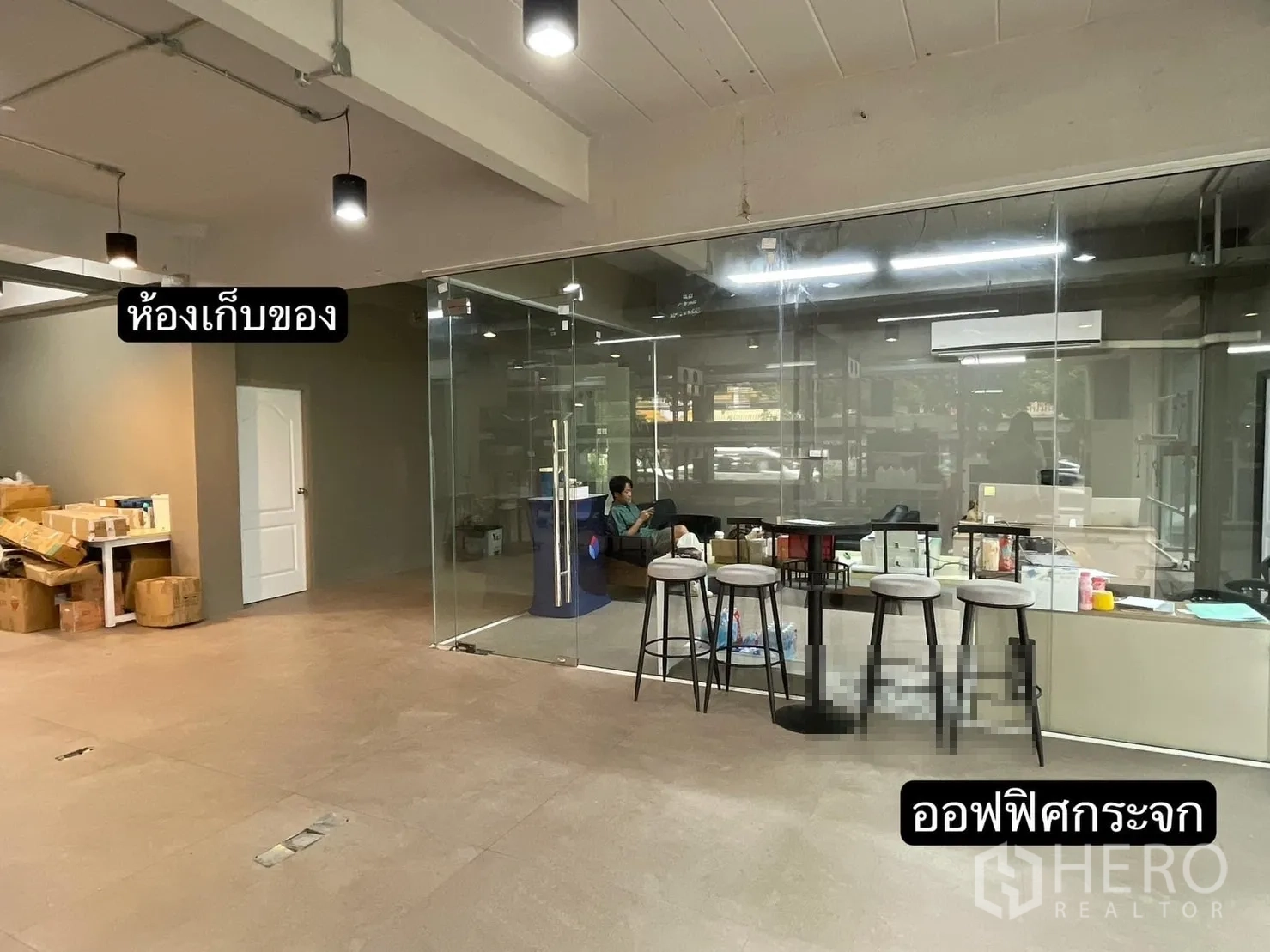 零售空间 出租在Suan Luang, Bangkok - 室内设有玻璃办公室与相邻储物区。