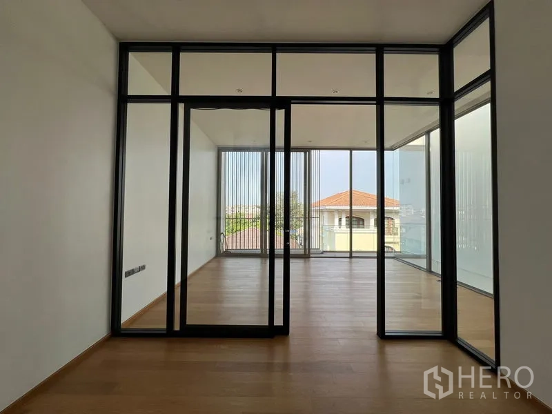 สำนักงานที่บ้าน ให้เช่าหรือขายในChatuchak, Bangkok - ห้องพร้อมประตูกระจกบานเลื่อนออกสู่ระเบียงและวิวเมือง