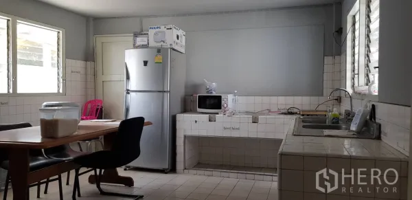 ทาวน์เฮาส์ ให้เช่าในKhlong Toei, Bangkok - ห้องครัวปูกระเบื้อง พร้อมตู้เย็น ไมโครเวฟ อ่างล้างจานคู่ และโต๊ะทานอาหาร