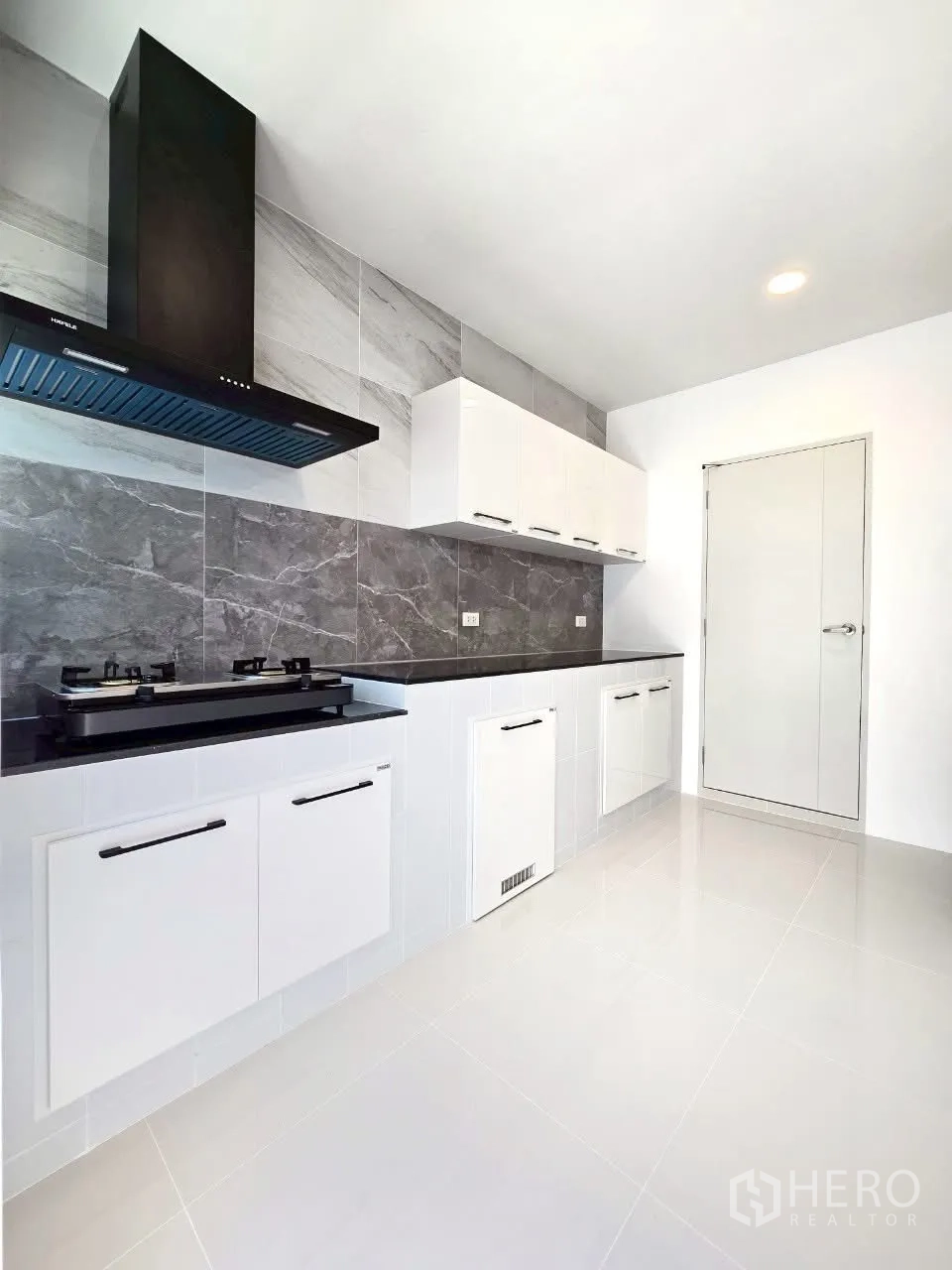 独栋房屋 for rent in Bang Phli, Samut Prakan - 简洁厨房，燃气灶、抽油烟机与白色橱柜