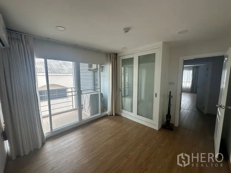 Condominium for rent - Secondary bedroom with sliding glass wardrobe and access to the balcony.