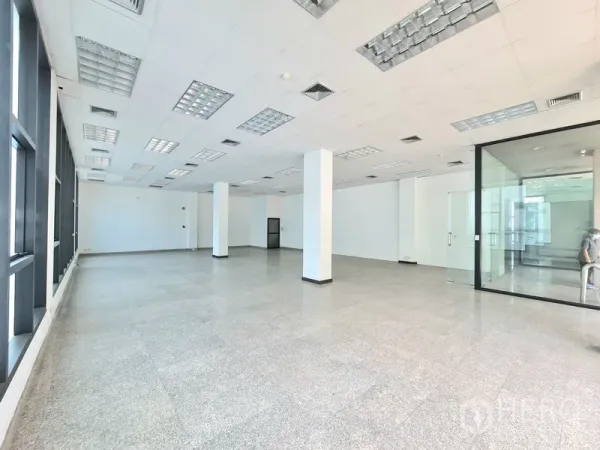 พื้นที่ขายปลีก ให้เช่าในSathon, Bangkok - พื้นที่ร้านค้ากว้าง โปร่ง ผนังสีขาว เพดานหลอดไฟแบบกริด พื้นหินแกรนิตเงา พร้อมห้องกระจกข้างหน้าต่างบานใหญ่