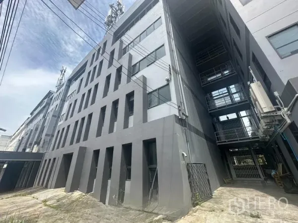 คลังสินค้า ให้เช่าในBang Phli, Samut Prakan - ด้านข้างอาคารสีเทาทันสมัย พร้อมทางเข้าตู้คอนเทนเนอร์