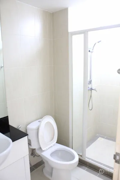 คอนโด ให้เช่าหรือขายในWatthana, Bangkok - ห้องน้ำสมัยใหม่ พร้อมตู้ชาวเวอร์กระจก โถสุขภัณฑ์ และเคาน์เตอร์อ่างล้างหน้า