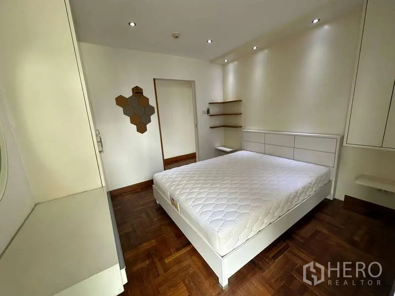 คอนโด ให้เช่าในWatthana, Bangkok - ห้องนอนเตียงสีขาว ไฟดาวน์ไลท์ พื้นไม้ปาร์เกต์