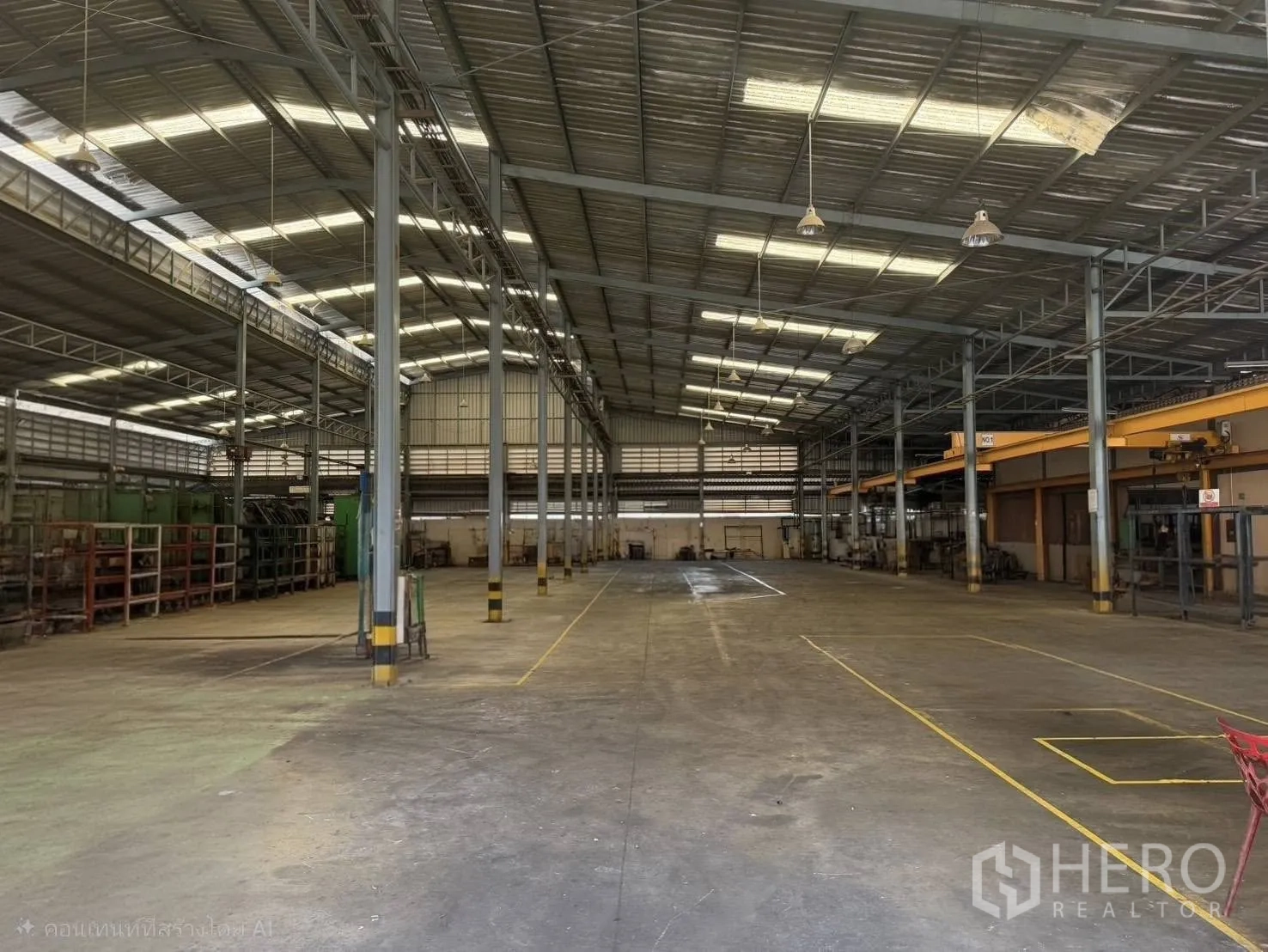 โรงงาน for rent in Bang Phli, Samut Prakan - โถงผลิตเพดานสูง มีคานเครน ชั้นวาง และทางเดินกว้าง