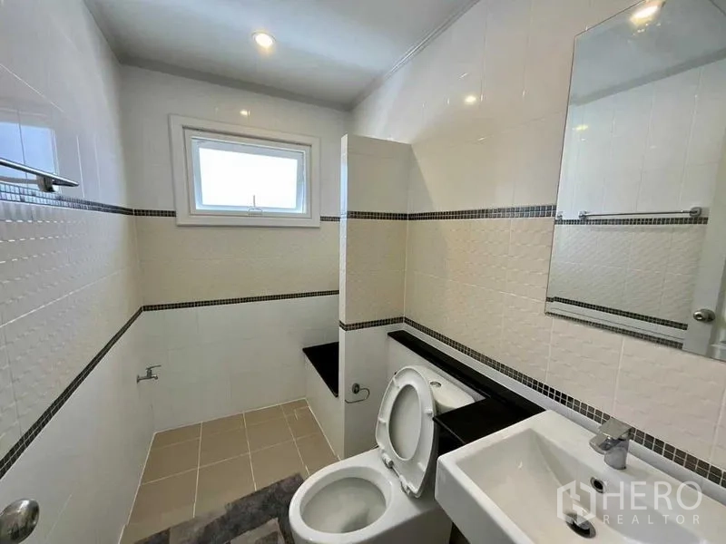 บ้าน ขายในBang Sao Thong, Samut Prakan - ห้องน้ำปูกระเบื้องสะอาด มีหน้าต่าง อ่างล้างหน้า โถสุขภัณฑ์ และโซนอาบน้ำแยก