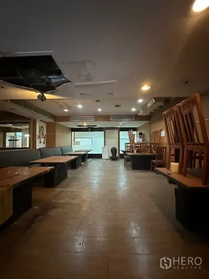 零售空间 出租在Yan Nawa, Bangkok - 宽敞的前餐厅用餐区，设卡座、吊顶灯和瓷砖地面。