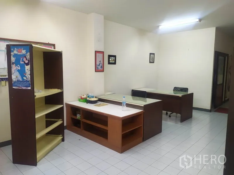 สำนักงานที่บ้าน ให้เช่าในYan Nawa, Bangkok - พื้นที่ทำงานโล่งพร้อมโต๊ะ ชั้นวาง และพื้นกระเบื้องสีขาวใต้ไฟนีออน