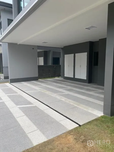 Detached House for rent or sale in Bang Kapi, Bangkok - Covered carport with tiled driveway beside the house.