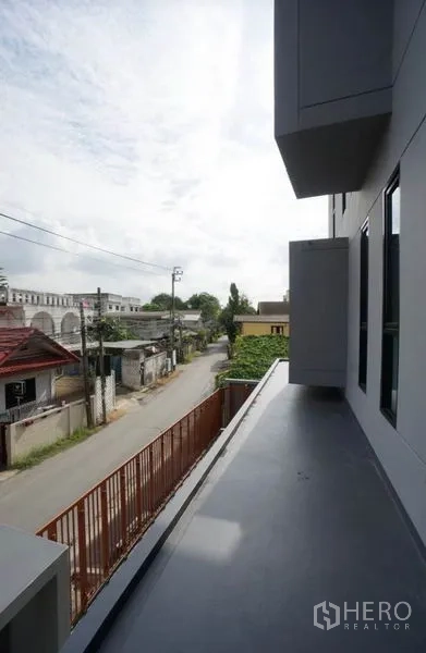 สำนักงานที่บ้าน ให้เช่าในChatuchak, Bangkok - ระเบียงยาว มองเห็นถนนที่อยู่อาศัยเงียบสงบ