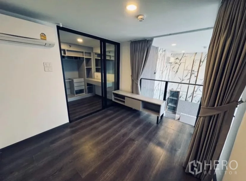 Condominium for rent in Chatuchak, Bangkok - Mezzanine multipurpose room with sliding glass door to walk-in closet.