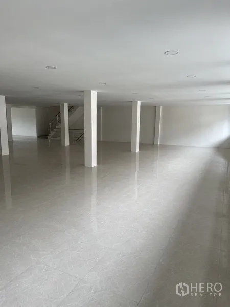 สำนักงาน ให้เช่าหรือขายในHuai Khwang, Bangkok - ชั้นเปิดโล่งลึก เพดานต่ำ พร้อมแสงธรรมชาติจากหน้าต่างด้านข้าง