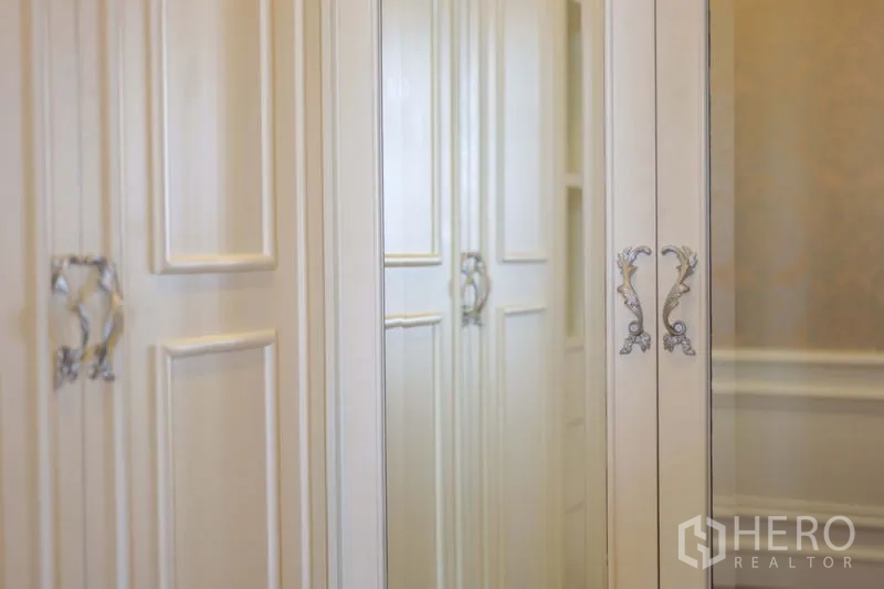 คอนโด ให้เช่าในKhlong Toei, Bangkok - ตู้เสื้อผ้าบิวท์อินประตูบานกระจกเงาพร้อมหูจับลวดลายสวยงาม