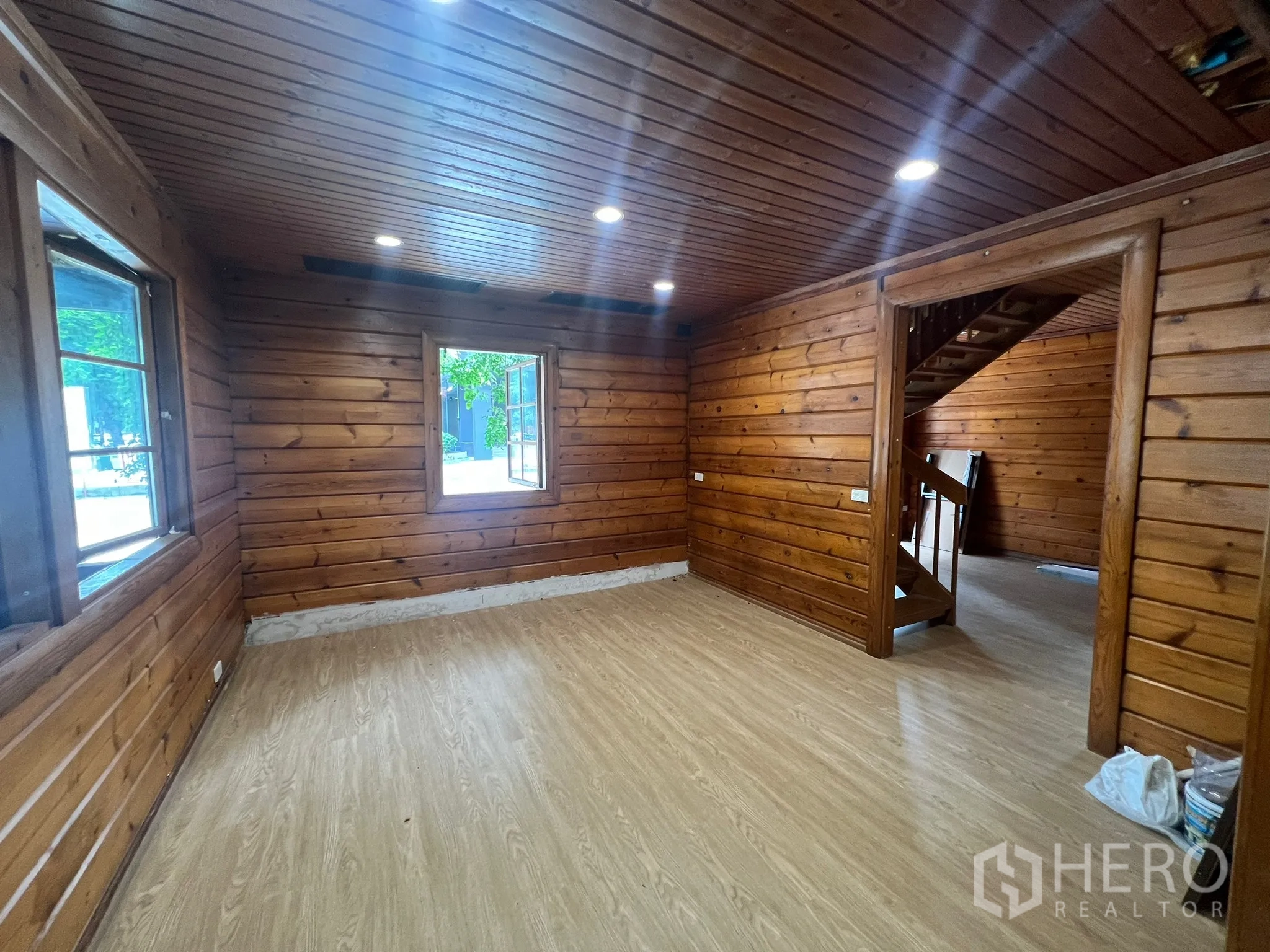 สำนักงานที่บ้าน ให้เช่าในSuan Luang, Bangkok - ห้องชั้นล่างผนังไม้ มีหน้าต่างเปิดรับลมและโถงบันได