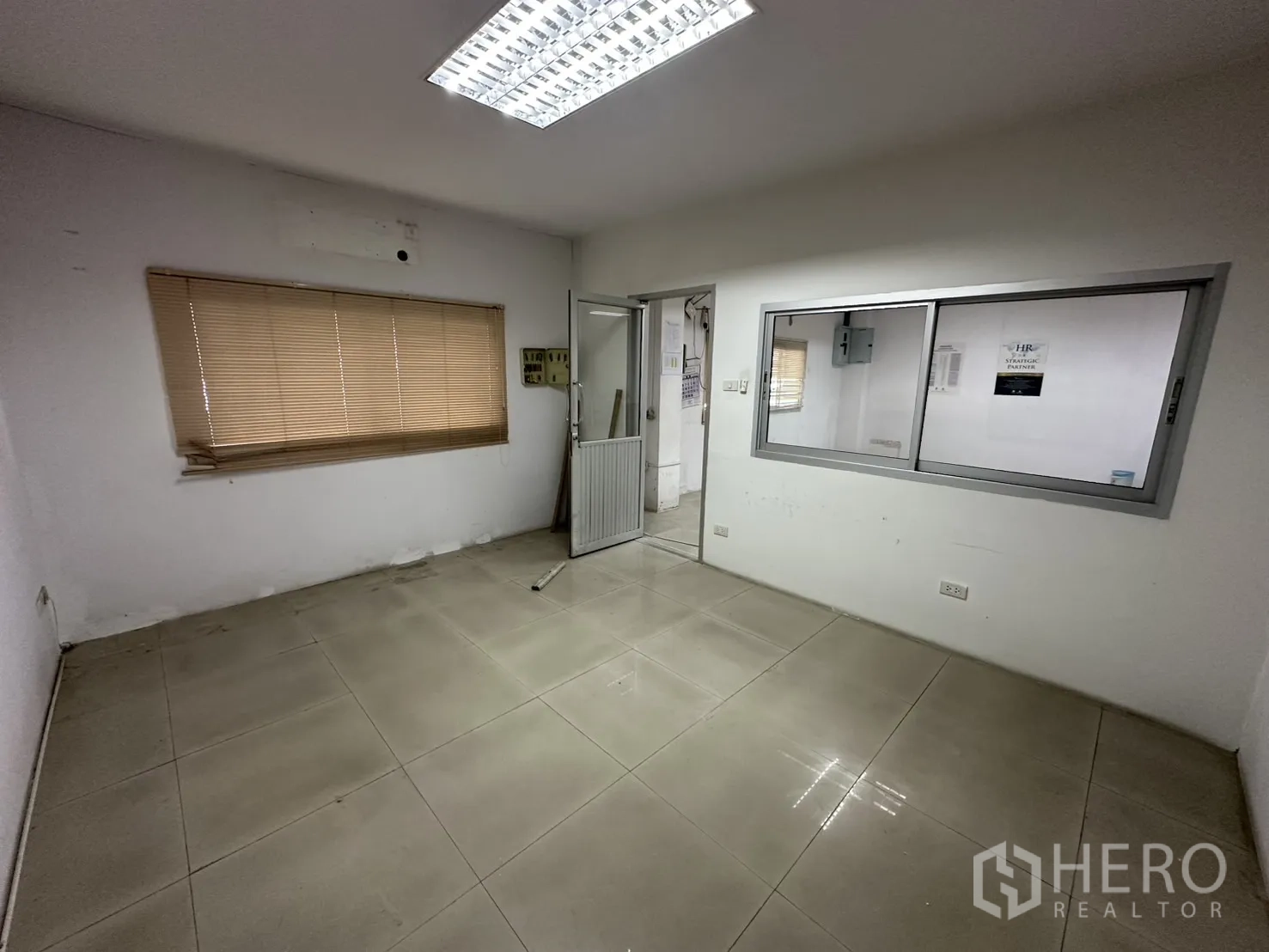 โรงงาน ให้เช่า - ห้องสำนักงานขนาดกะทัดรัด ม่านปรับแสงและพื้นกระเบื้อง