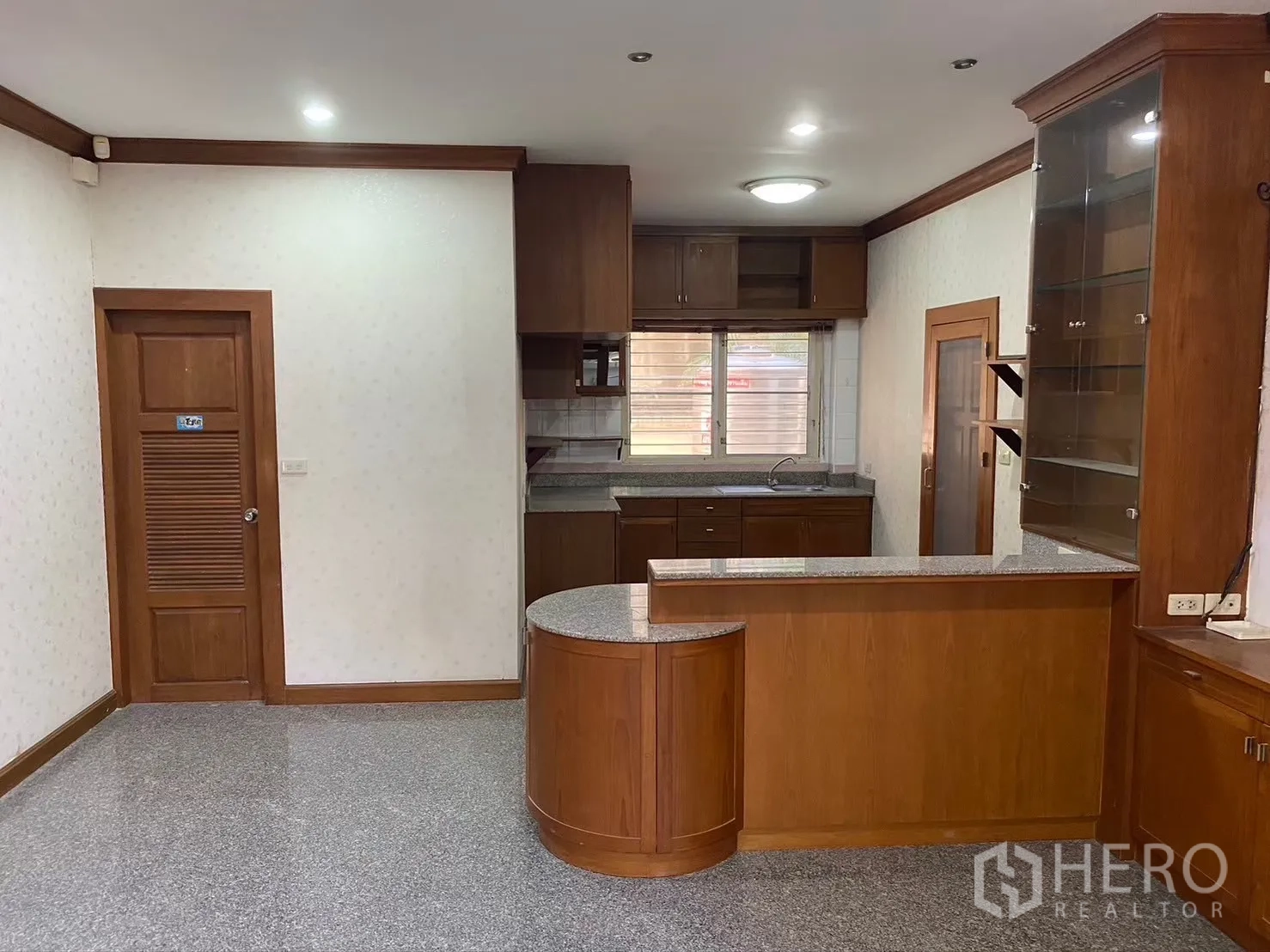 บ้าน ให้เช่าในWatthana, Bangkok - โซนครัว เคาน์เตอร์แกรนิต และตู้โชว์กระจก