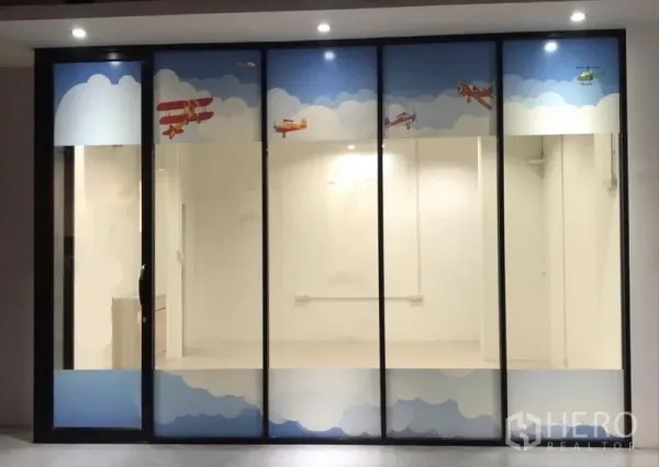 办公空间 出租在Watthana, Bangkok - 玻璃门面办公室，带飞机图案贴膜与明亮灯光，位于曼谷瓦他那区。