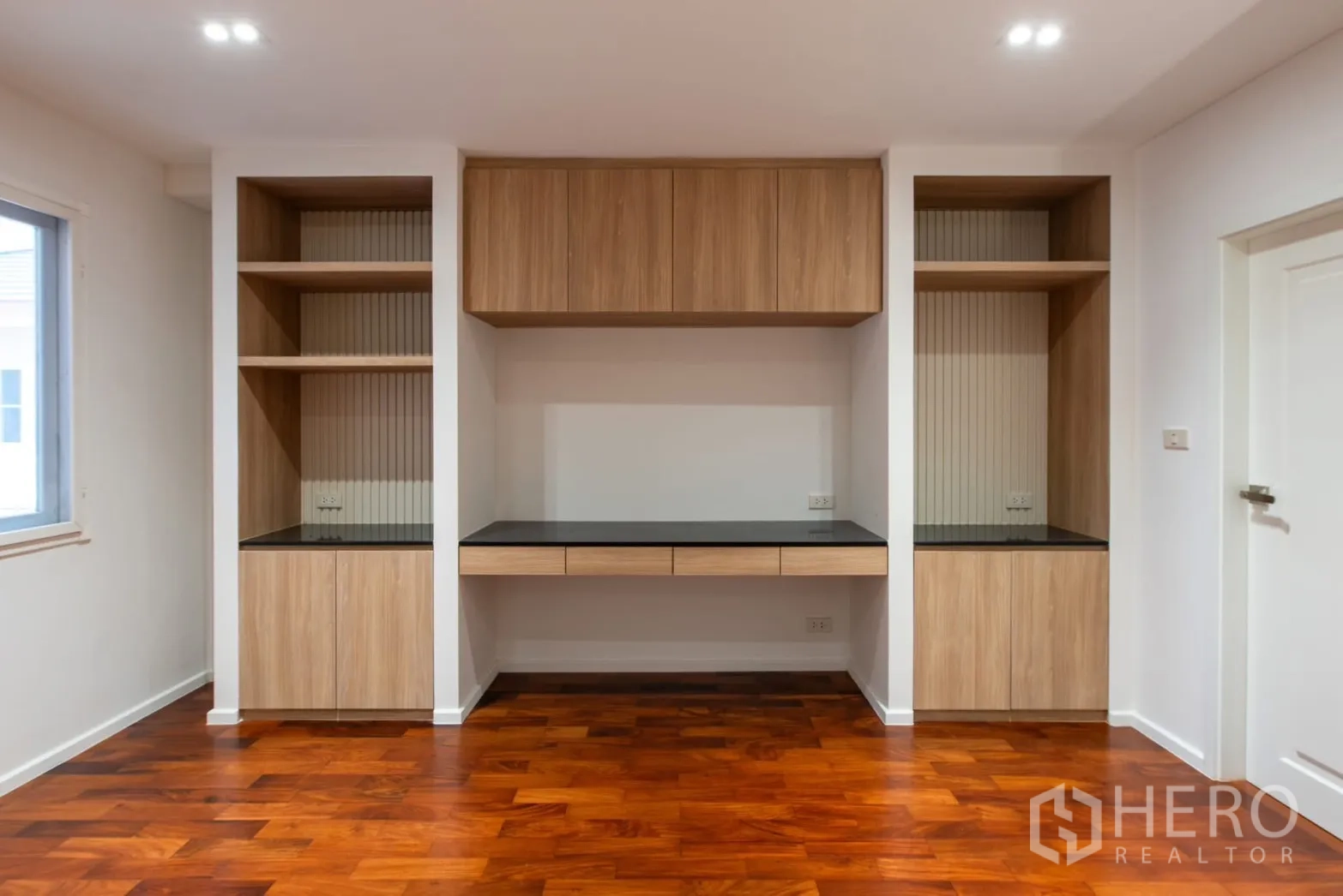 Detached House for sale in Bang Phli, Samut Prakan - Built-in study area with shelves, cabinets and a central desk.